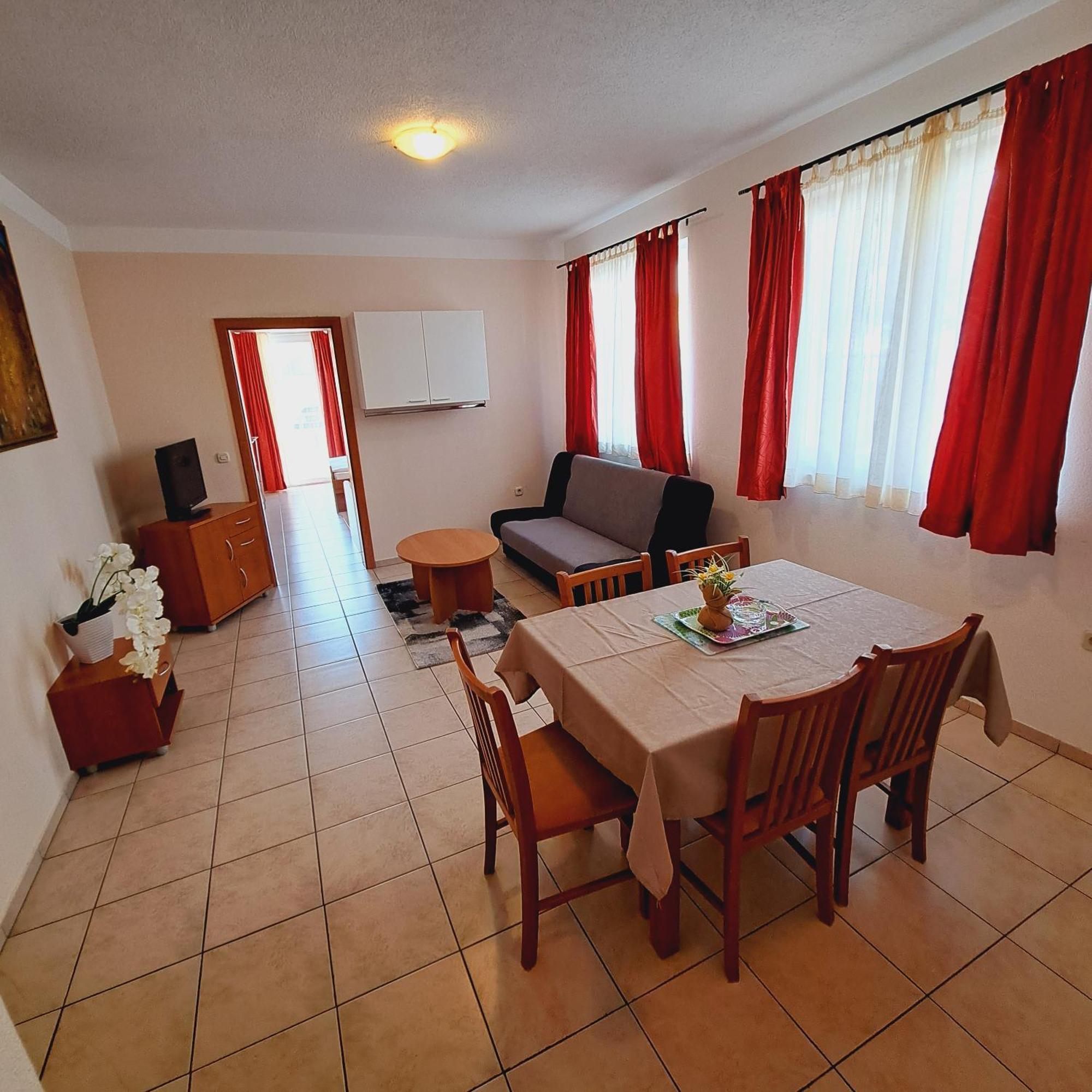 Apartments Vila Adrijana & Fitness Studio Wolf Bv Baska Voda Room photo