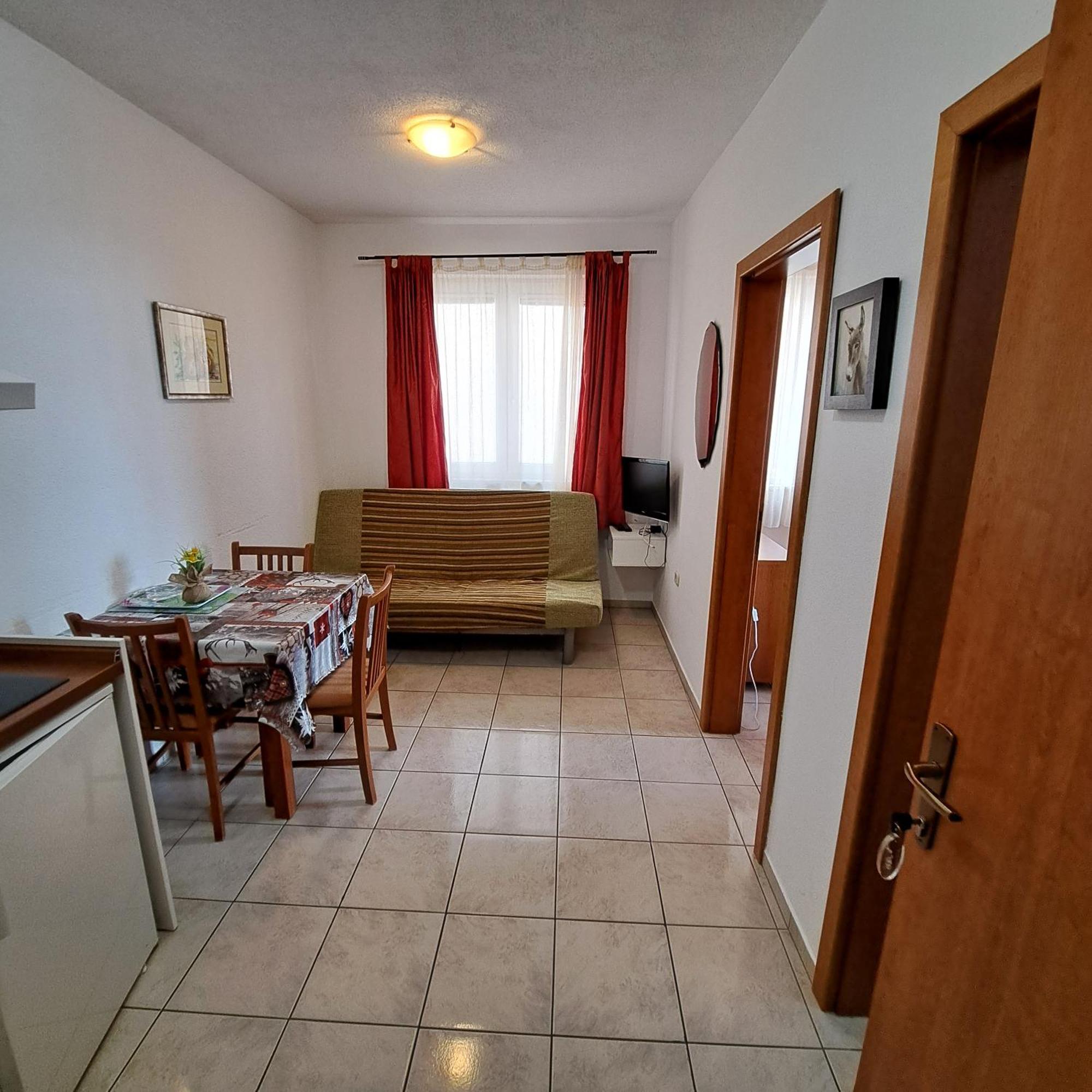 Apartments Vila Adrijana & Fitness Studio Wolf Bv Baska Voda Room photo